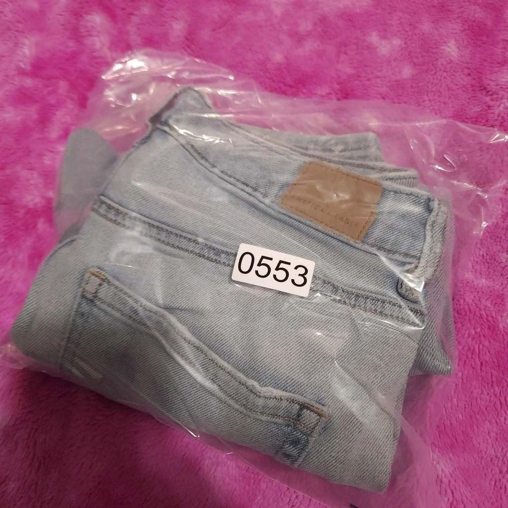 American Eagle  Women's Size 6 Reg Mom Jeans Light Wash Stretch Distressed Denim
